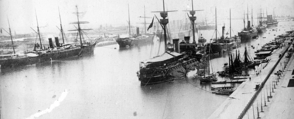 La flota española en el canal de Suez 1898