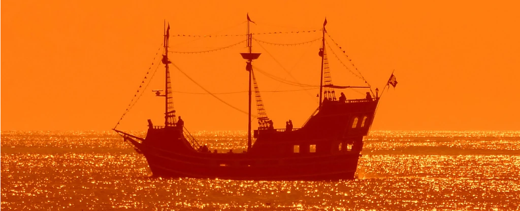 Barco pirata navegando por el océano