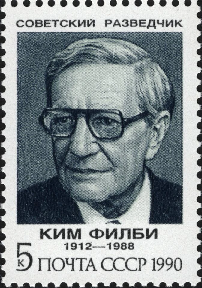 Sello soviético de 1990 con el retrato y el nombre de Kim Philby.