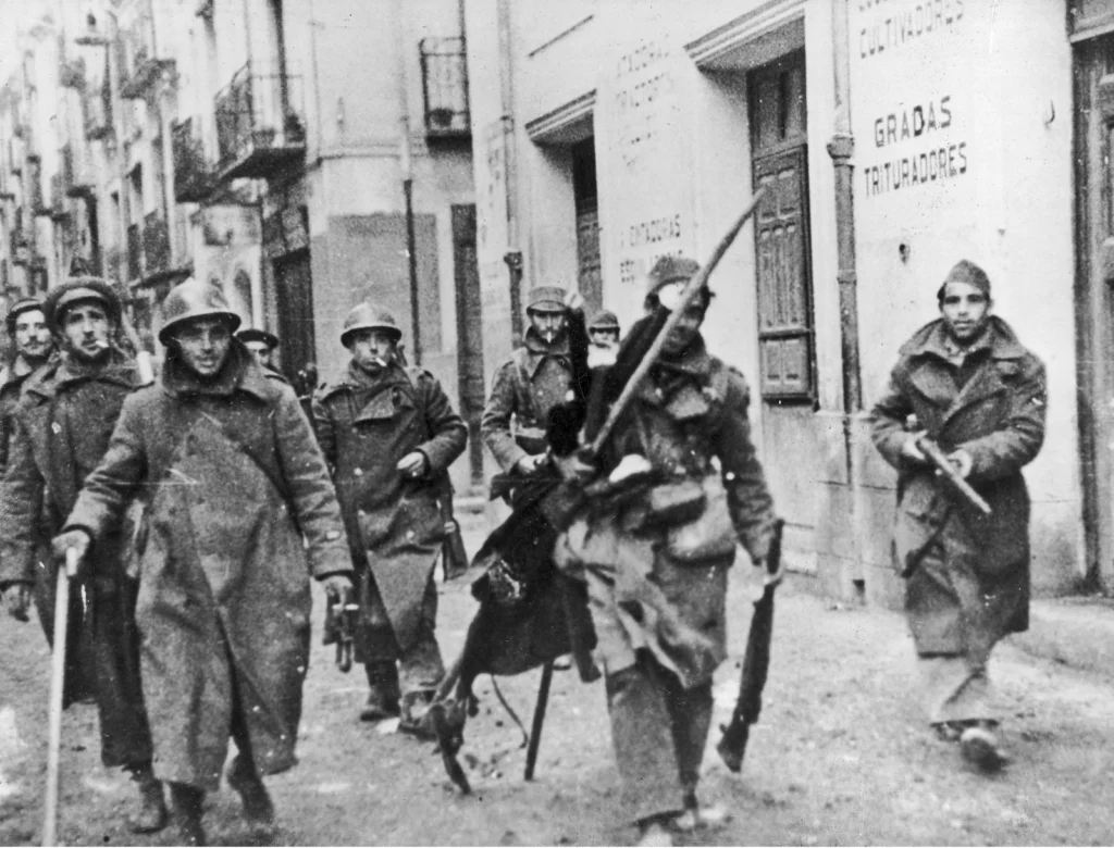 Soldados republicanos en una calle de Teruel en diciembre de 1937.